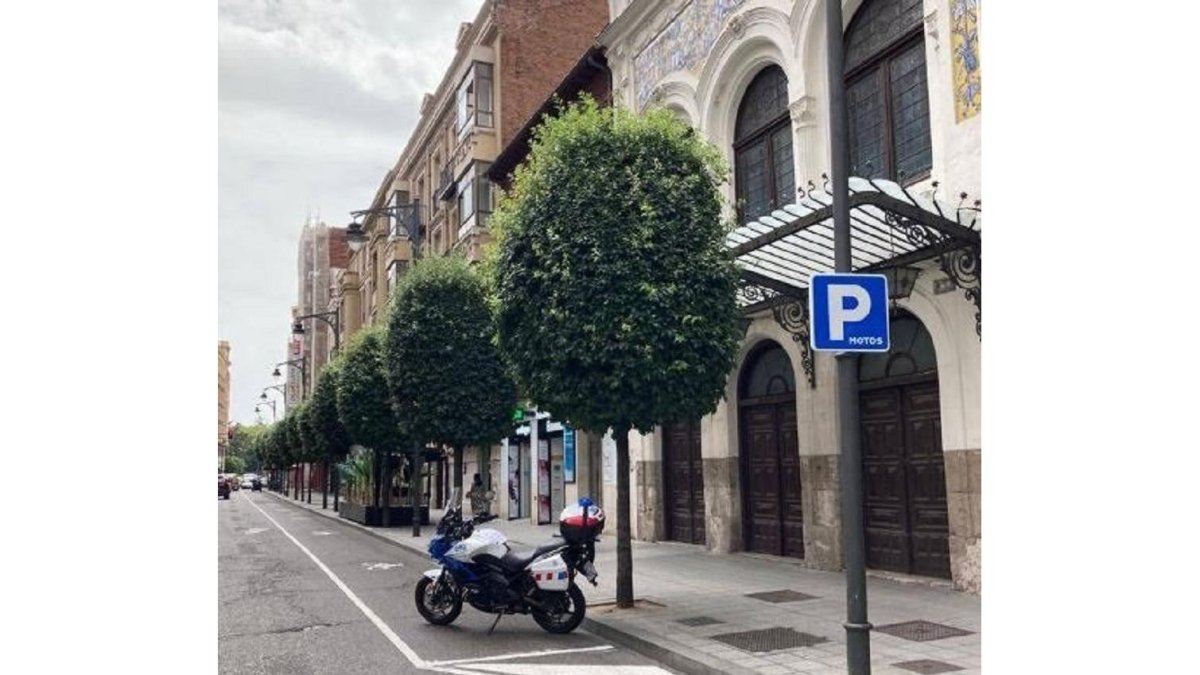 Imagen de la nueva zona de aparcamiento para motos en la calle María de Molina de Valladolid. - POLICÍA MUNICIPAL DE VALLADOLID