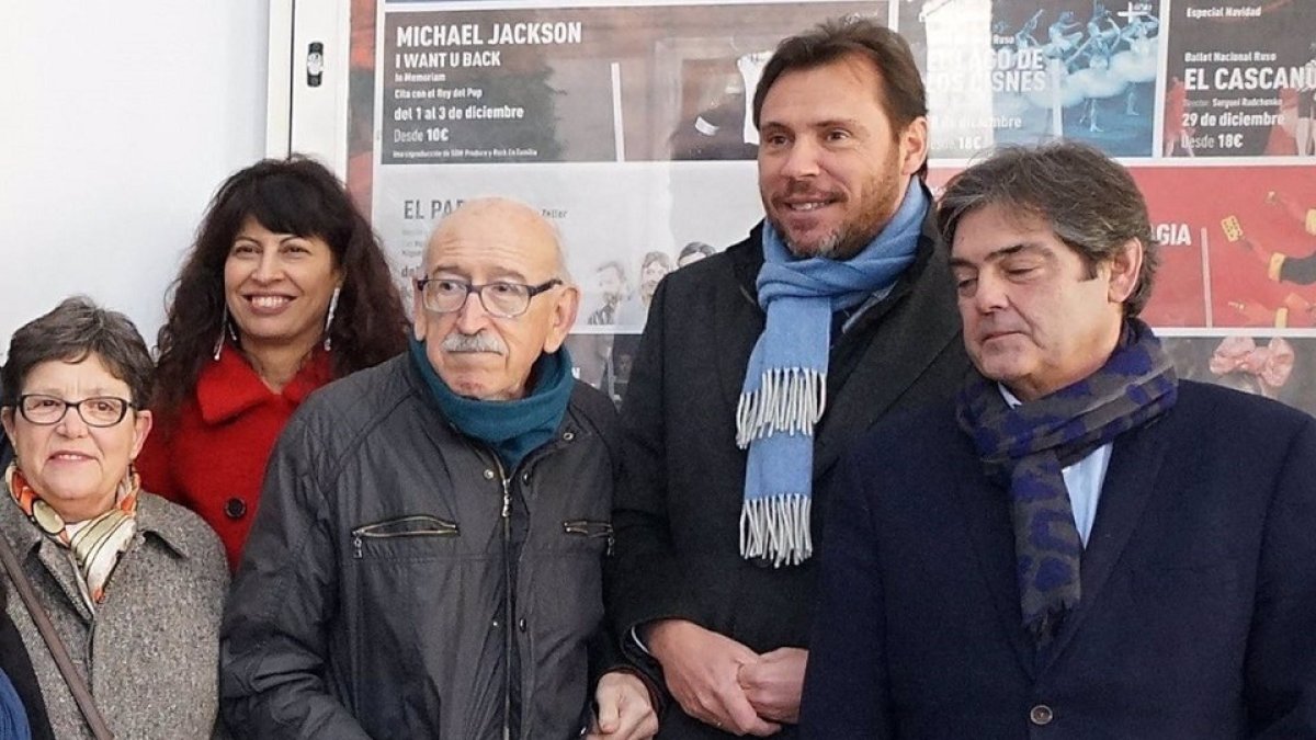 El actor Juan Antonio Quintana (tercero por la izquierda) junto al alcalde, Óscar Puente, y la concejal de Cultura y Turismo, Ana Redondo. -E.PRESS