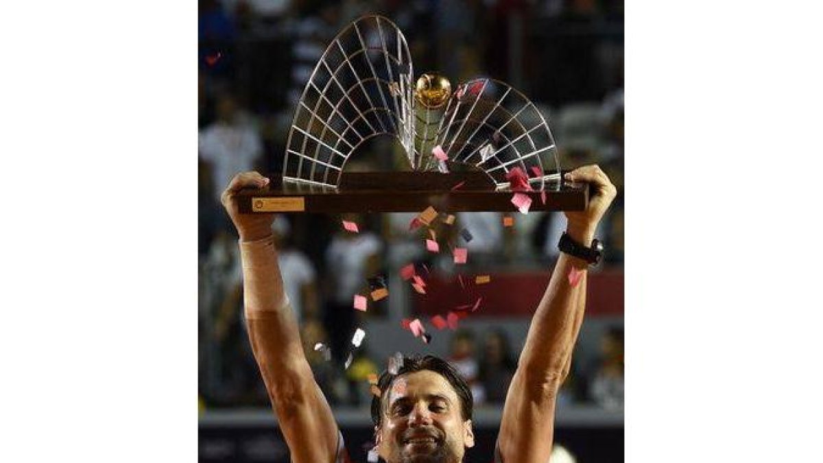 David Ferrer, con el trofeo que lo acredita como ganador del Abierto de Río.-Foto: AFP / VANDERLEI ALMEIDA