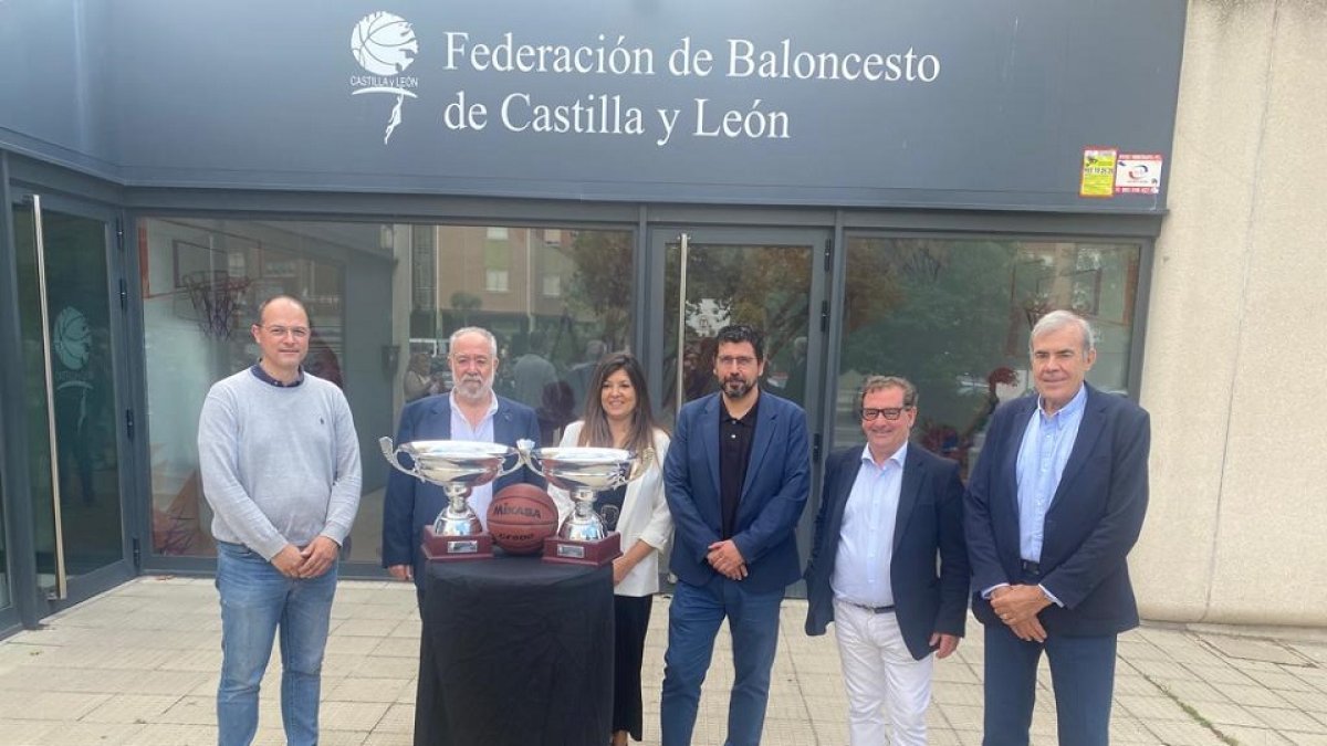 Pellitero, Castañeda, Raquel González, Bustos y Narciso Prieto en la presentación de la Copa CyL. / G. V.