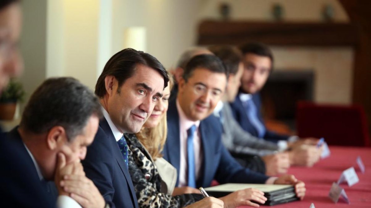 El consejero de Fomento y Medio Ambiente, Juan Carlos Suárez-Quiñones, durante la firma, junto a cinco alcaldes de la provincia de Valladolid, del Programa Rehabitare-ICAL