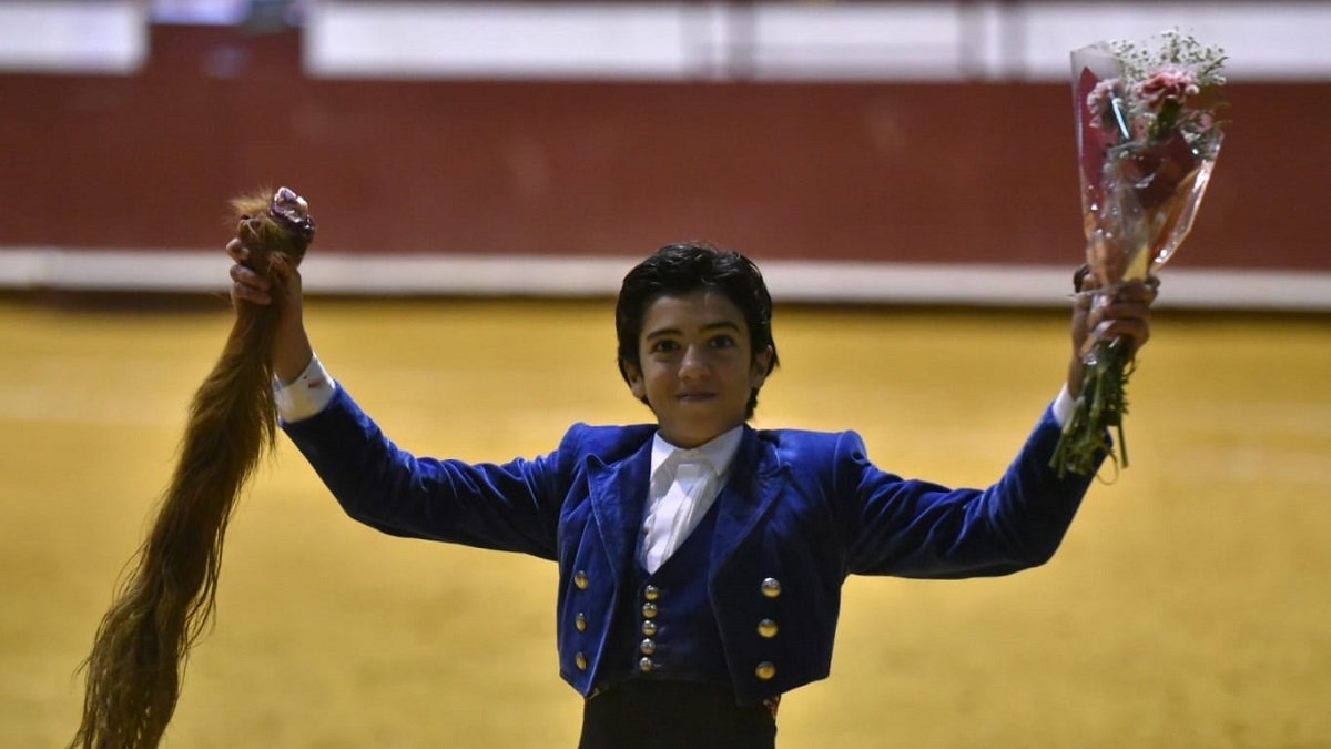 El jovencísimo Marco Pérez, con símbolo de triunfo, en La Flecha. JOSÉ SALVADOR