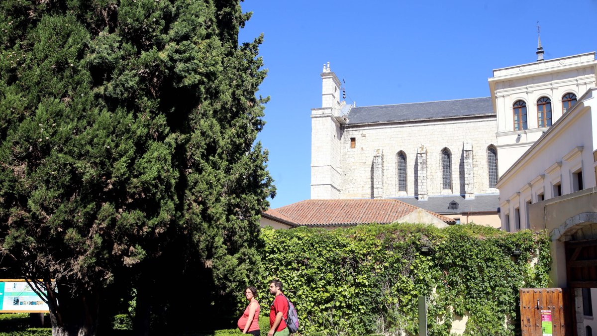 Turistas en el jardín romántico de la Casa Museo de Jose
Zorrilla con la iglesia de San Pablo al fondo de la imagen - ICAL