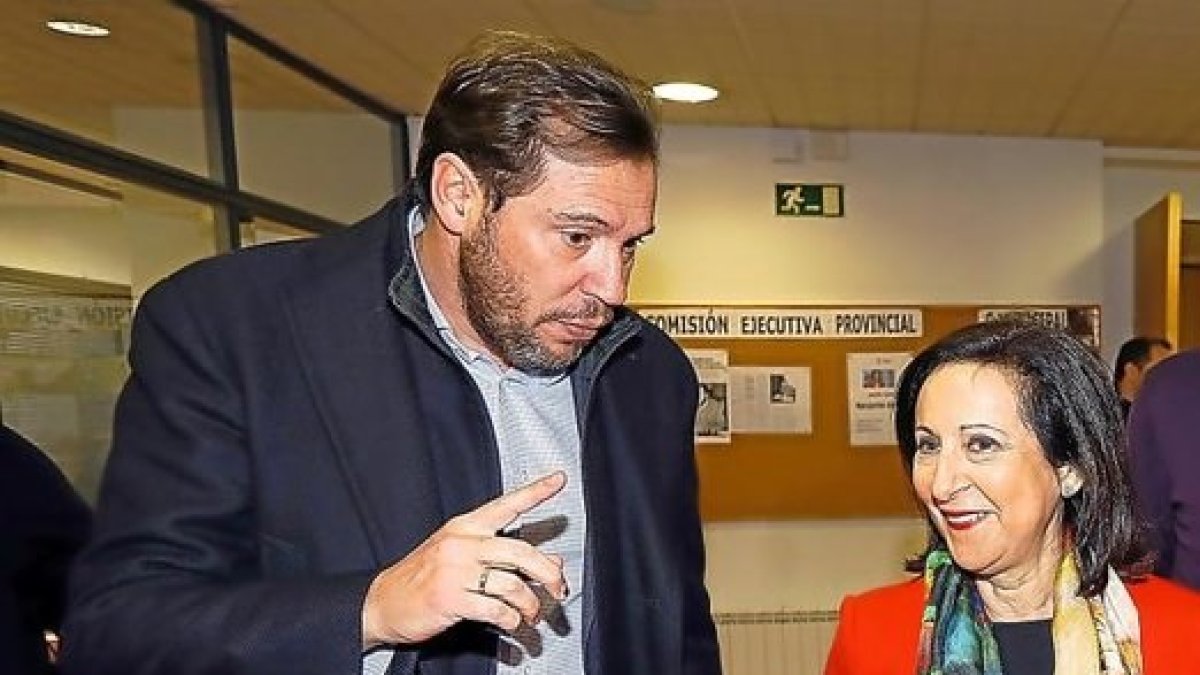 La diputada Margarita Robles, junto al alcalde de Valladolid, Óscar Puente, en una fotografía de archivo.- E.M.