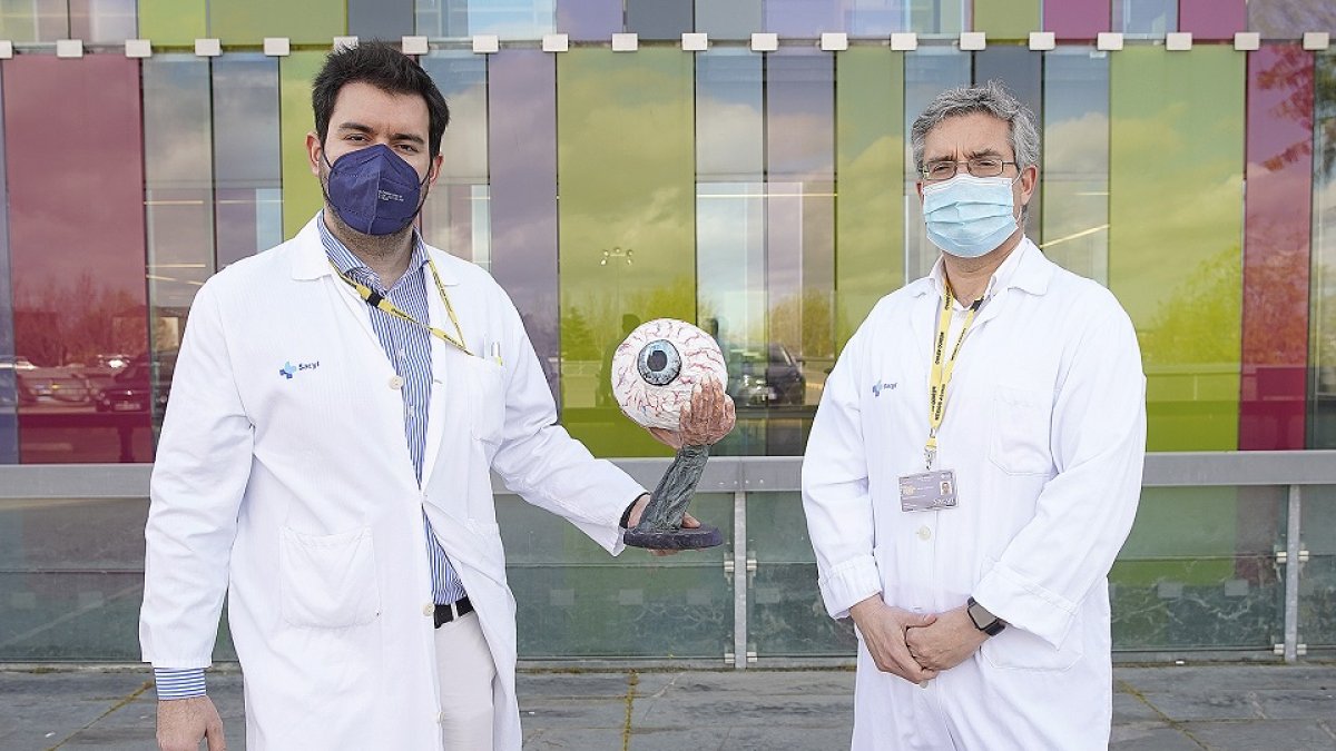 Miguel Diego Alonso y Ramón Bringas en el Hospital Universitario Río Hortega de Valladolid. / J. M. LOSTAU