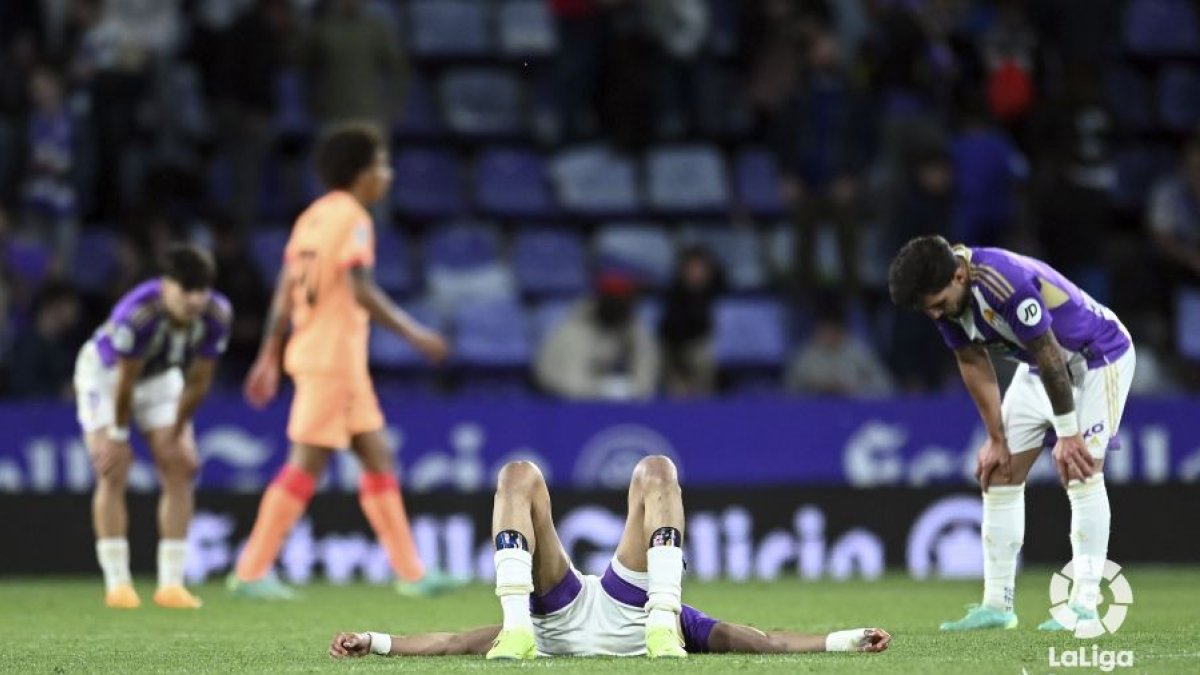 Jugadores del Real Valladolid, abatidos al final.