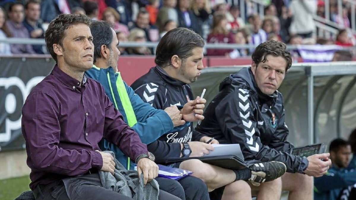 Rubi, a la izquierda, junto a su grupo durante el partido contra el Girona-LOF