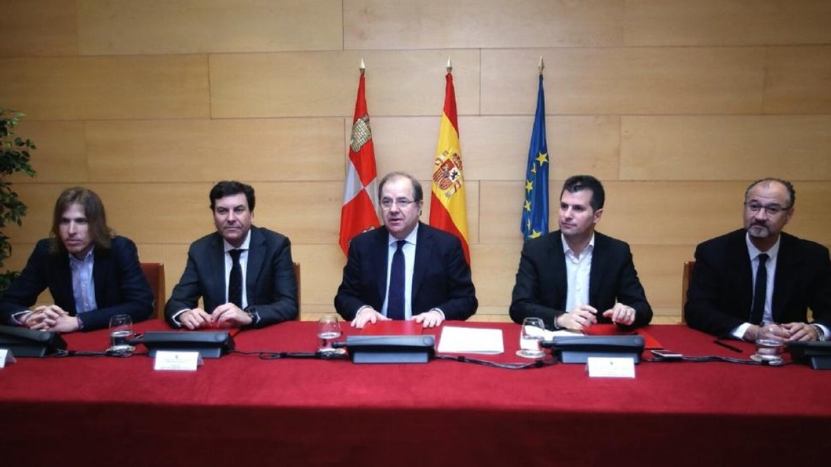 El presidente de la Junta de Castilla y León, Juan Vicente Herrera, firma un acuerdo sobre financiación autonómica con los grupos parlamentarios.-ICAL