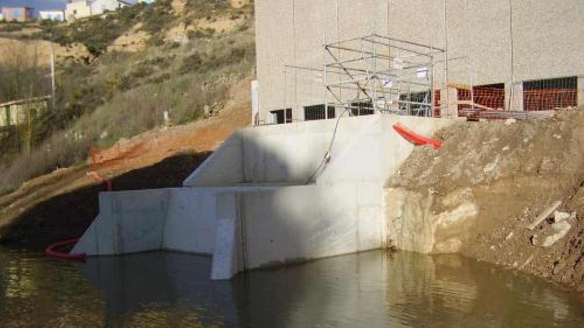 Imagen de archivo del canal de Riaza tras las obras de modernización. - E. M.
