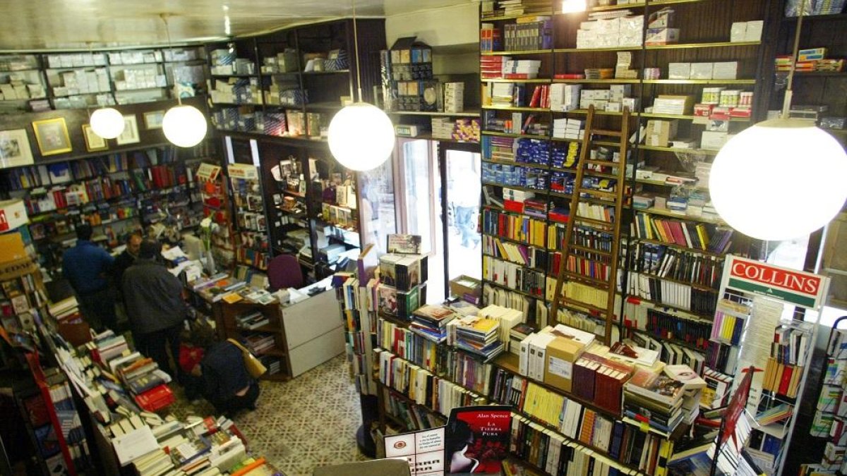 Interior de una librería con numerosos ejemplares en sus estanterías. / E. M.