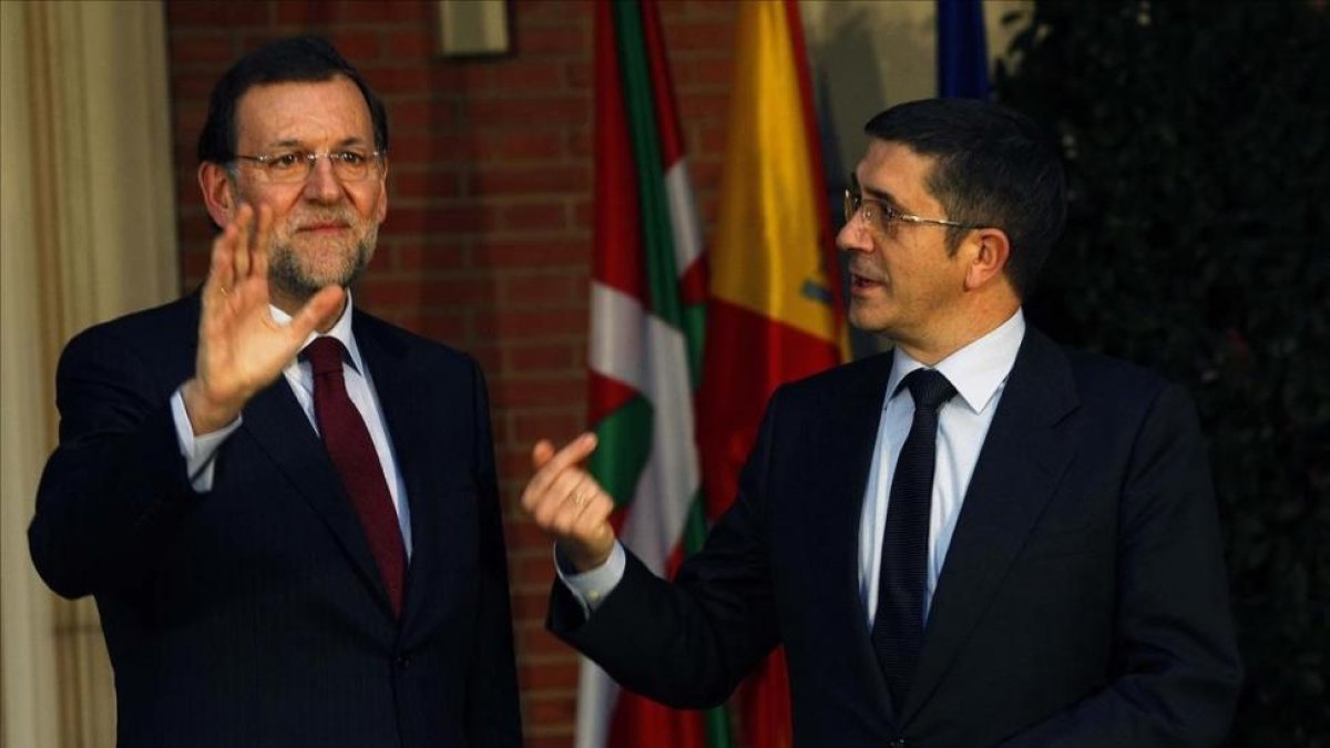 El presidente del Gobierno en funciones, Mariano Rajoy, junto al presidente del Congreso, Patxi López, en una foto de archivo-DAVID CASTRO