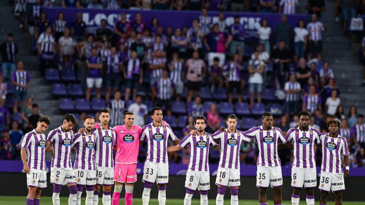Jugadores del Real Valladolid guardan el minuto de silencio en Zorrilla. / I. SOLA. / RV