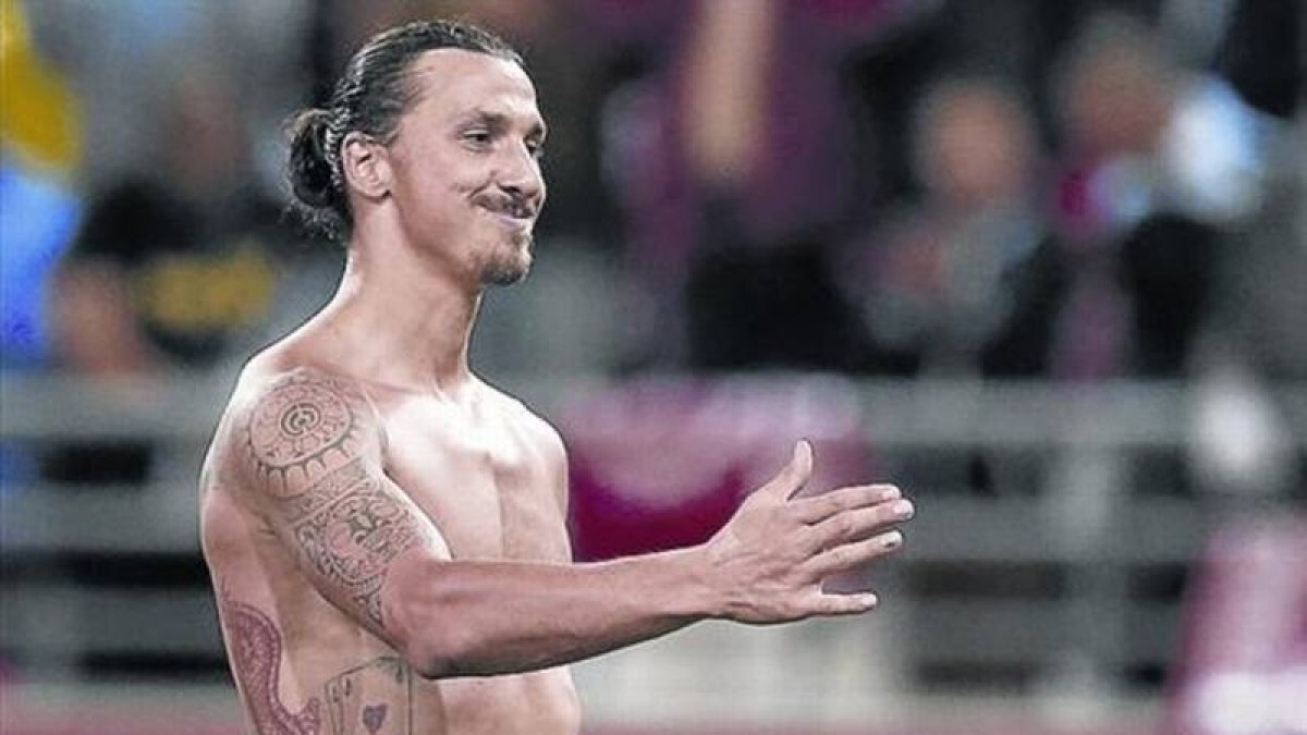 Ibra se lamenta tras empatar el PSG el primer partido de Liga.-Foto: EFE / EMILIO NARANJA