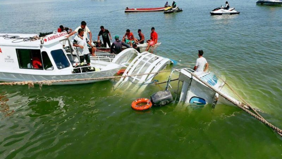 El naufragio de la embarcación en el río amazónico en Porto de Moz, Brasil.-EL PERIÓDICO