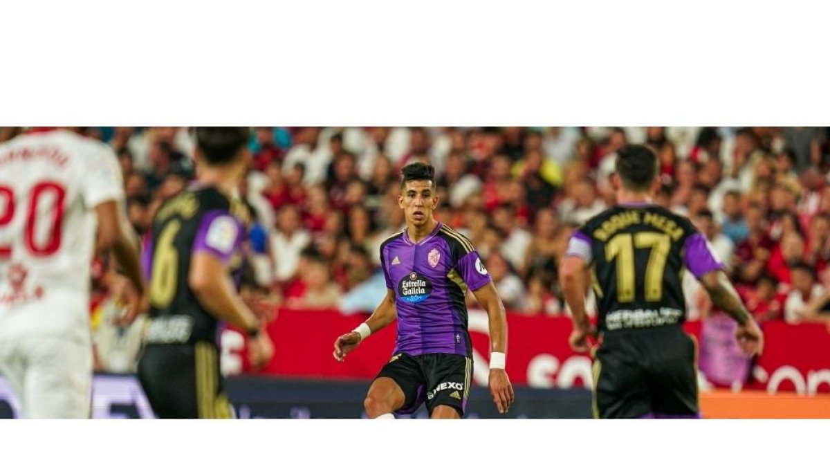 El Yamiq filtra un pase en el partido en Sevilla. / LA LIGA