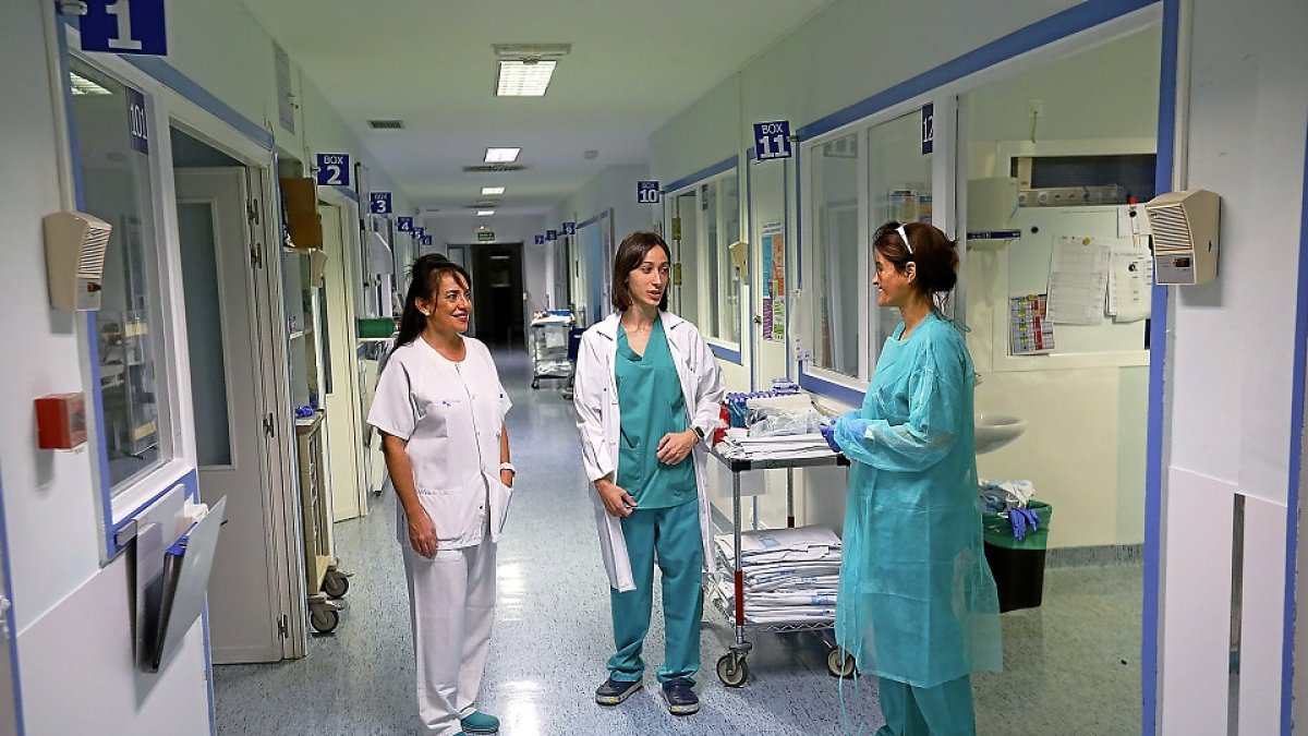 Personal sanitario en los pasillos del Hospital Clínico de Valladolid. / J.M. LOSTAU