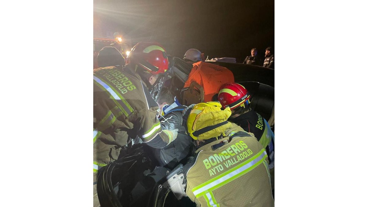 Intervención de los Bomberos Valladolid por una colisión frontolateral contra el soporte del viaducto donde fue rescatado un hombre. BOMBEROSVLL