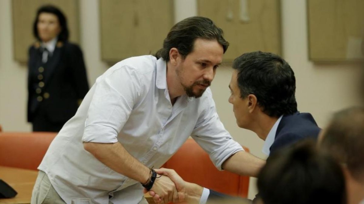 Pablo Iglesias se acerca a saludar a Pedro Sánchez en la constitución de la Diputación Permanente en el Congreso el pasado mayo.-JOSÉ LUIS ROCA