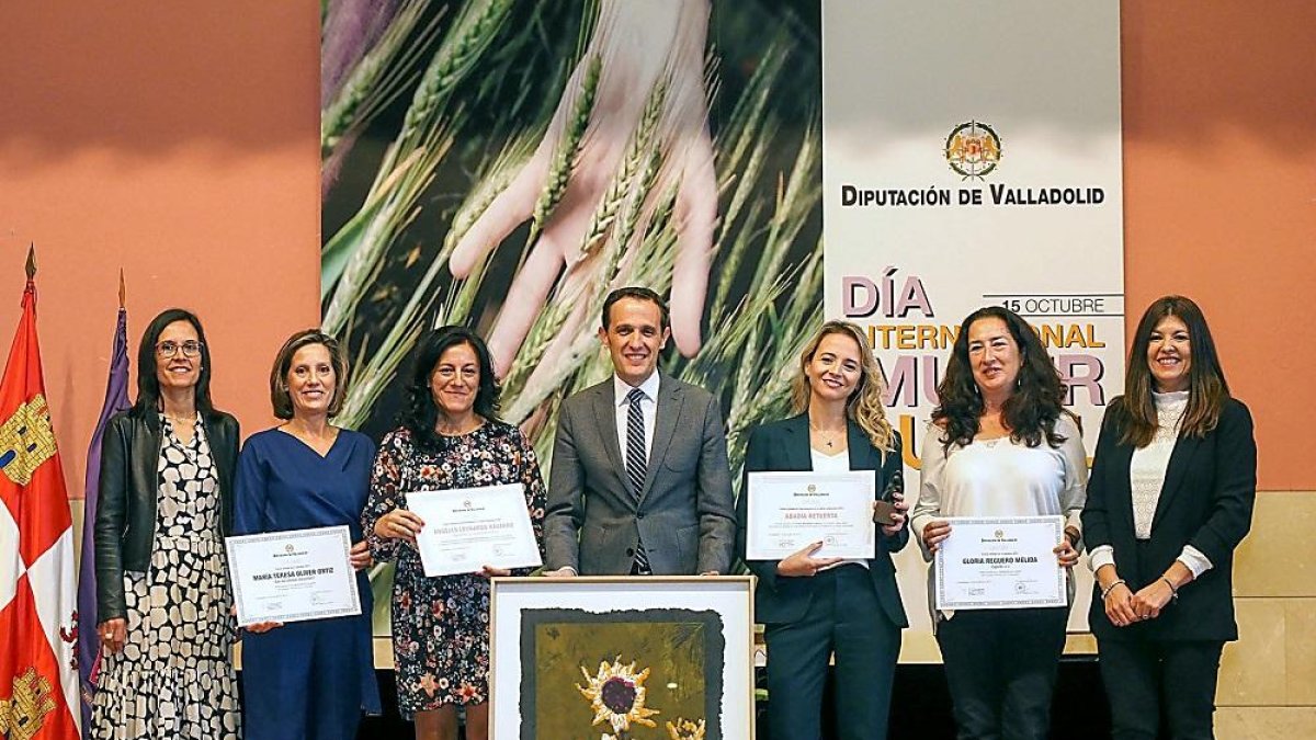 Noelia García, Teresa Oliver, Ángeles Leonardo, Conrado Íscar, la representante de Abadía Retuerta, Gloria Reguero y Raquel González, ayer.-E. M.