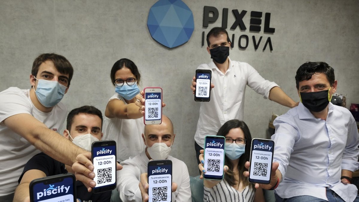 El equipo de la empresa salmantina Pixel Innova muestra la aplicación en sus teléfonos móviles. ENRIQUE CARRASCAL