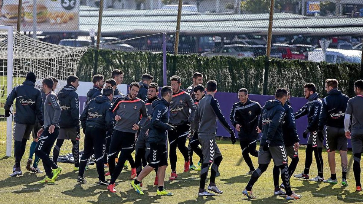 La plantilla blanquivioleta calienta durante los primeros instantes del entrenamiento de ayer.-J. C. CASTILLO