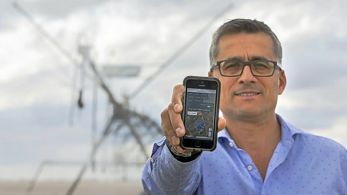 Emiliano Muñoz, director de Proxima Systems, muestra la página web desde la que se puede controlar el pívot en un campo de la localidad vallisoletana de San Pedro de Latarce.-PABLO REQUEJO