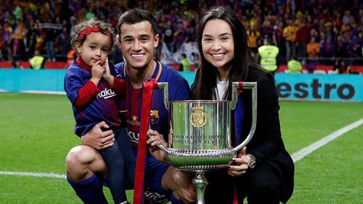 Coutinho posa con el trofeo de la Copa del Rey junto a su mujer y su hija. /-@PHIL.COUTINHO
