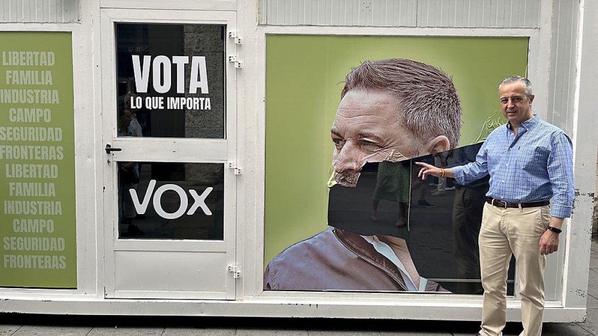 El diputado y cabeza de lista al Congreso por VOX, Pablo Sáez, muestra los daños en el vinilo de la caseta de campaña. E. M.