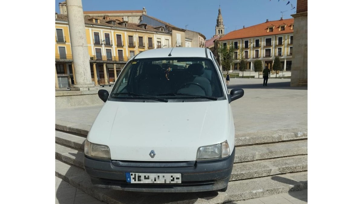 Coche atascado en las escaleras de la Plaza Mayor de Rioseco.- E.M.