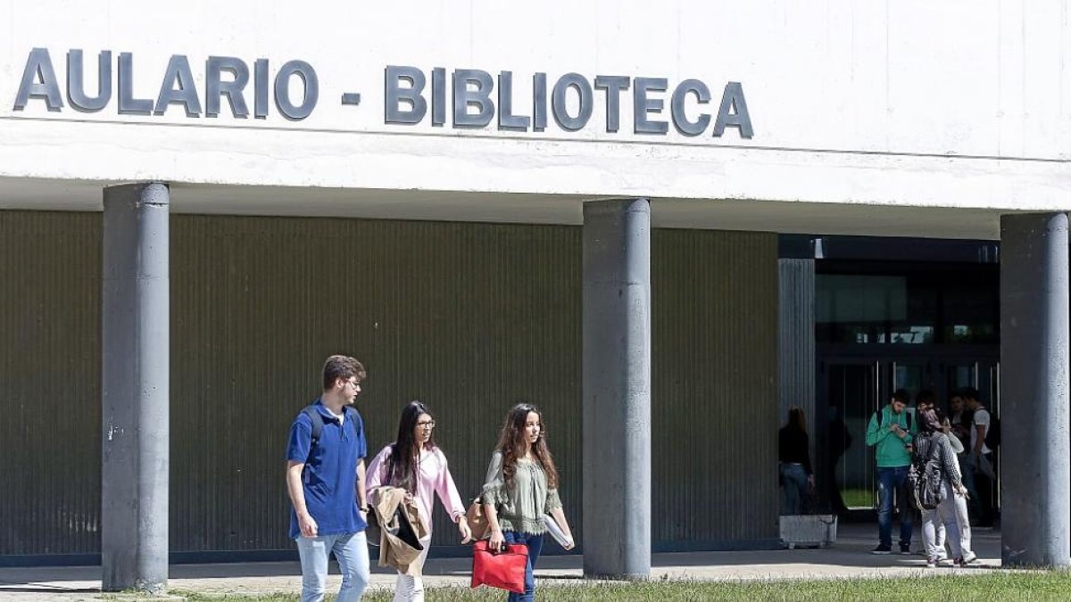 Alumnos de la UVa salen de la biblioteca del Campus Miguel Delibes.-MIGUEL ÁNGEL SANTOS