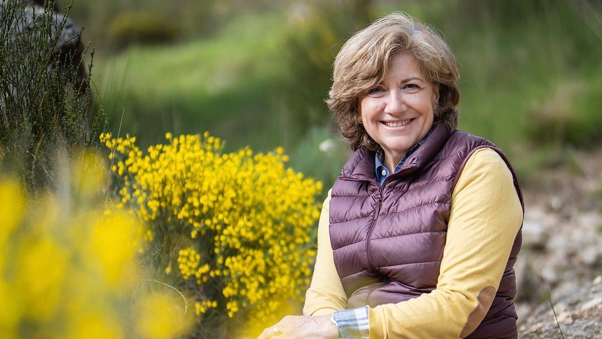 La especialista en turismo rural Isabel Sánchez posa junto al piorno en flor de la Sierra de Gredos. -ARGICOMUNICACIÓN