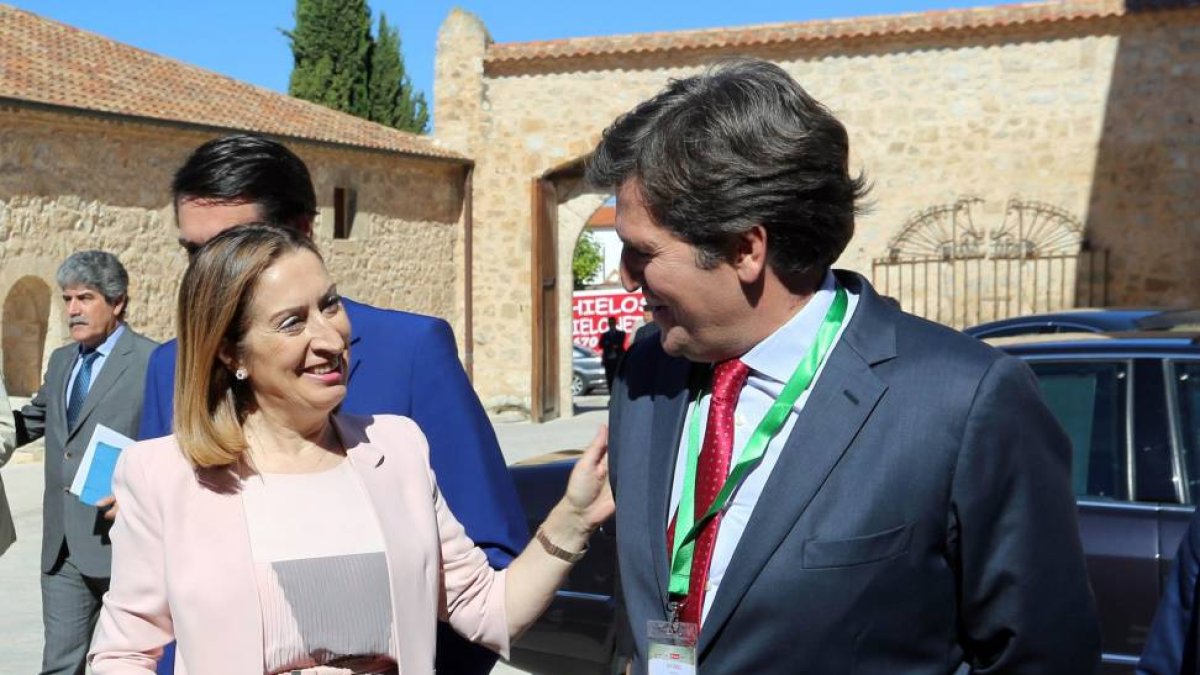 La ministra de Fomento, Ana Pastor, asiste a la inauguración del II Congreso de Empresa Familiar. Junto a ella, el presidente de Empresa Familiar, Alfonso Jiménez-Ical