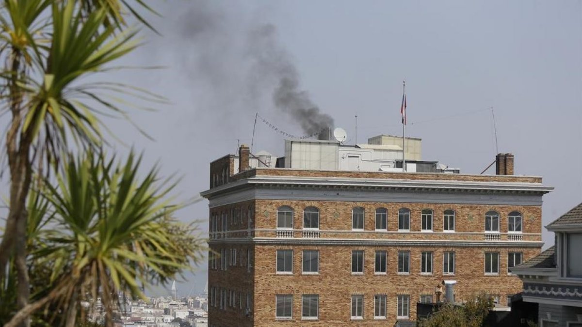 Vista del humo negro saliendo de la chimenea del consulado ruso en San Francisco.-AP / ERIC RISBERG