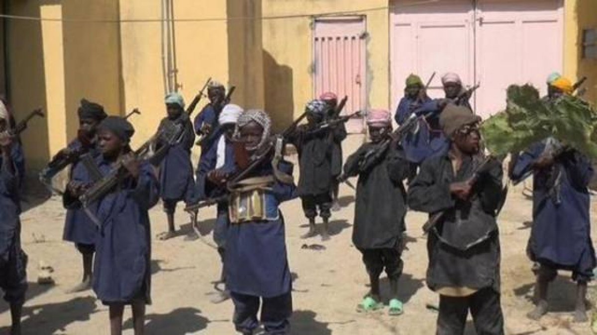 Una de las imágenes distribuidas por Boko Haram de un campo de entrenamiento militar para niños.-
