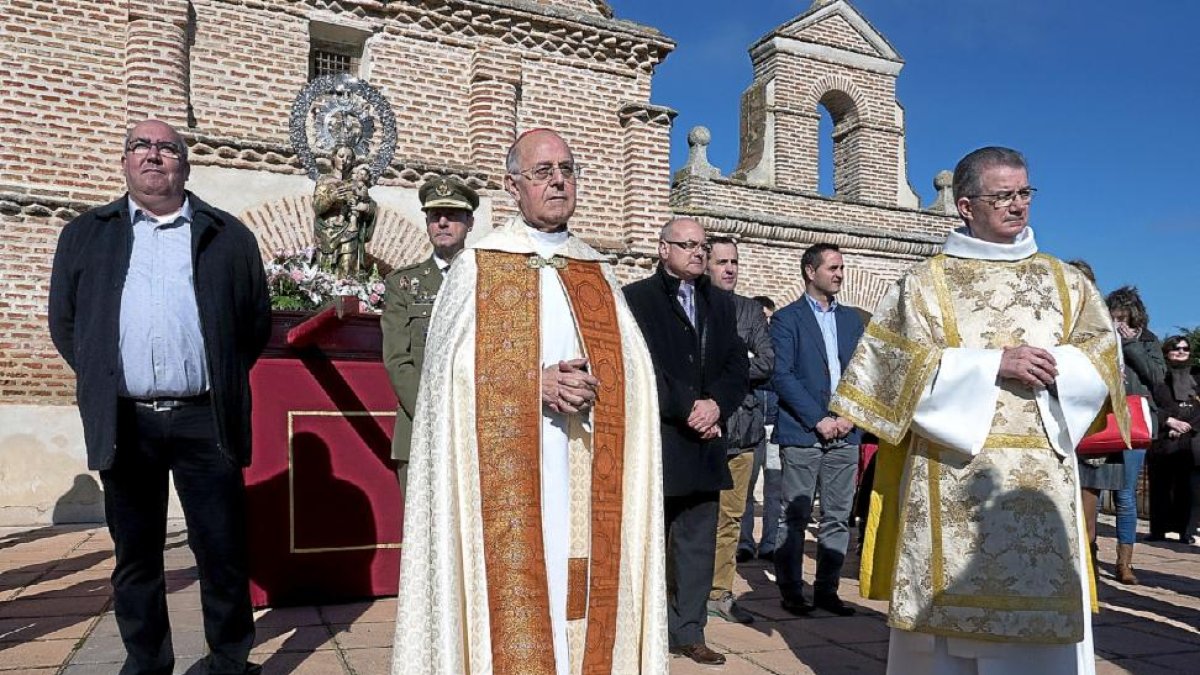 Blázquez preside la procesión de la Virgen de la Paz de LaSeca, ayer. En la imagen, ante el cementerio junto a autoridades.-José C. Castillo