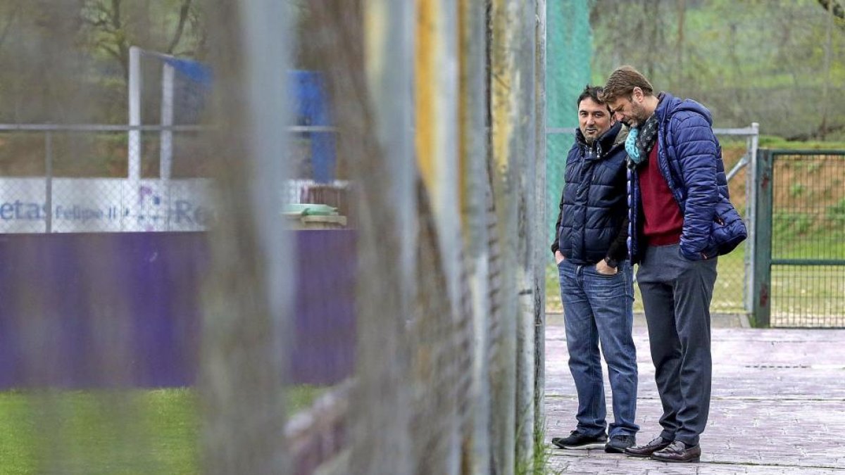 El director deportivo Braulio Vázquez conversa con Carlos Suárez durante un entrenamiento.-PHOTOGENIC