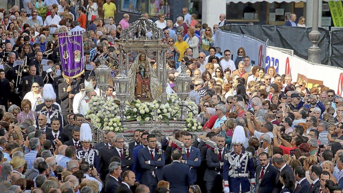 Miles de personas presenciaron la procesión de la Patrona desde la Catedral a la Iglesia de San Lorenzo.-ICAL