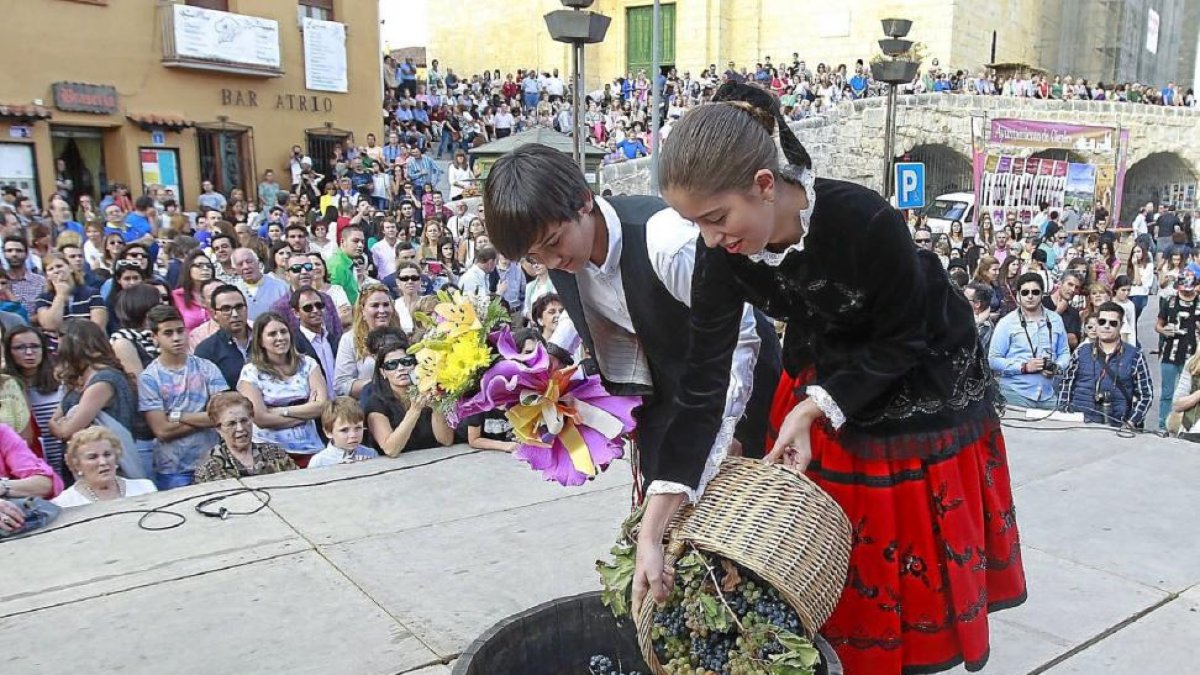 Dos niños preparan el pisado de la uva en una edición anterior de la Fiesta de la Vendimia de Cigales.-J. M. LOSTAU