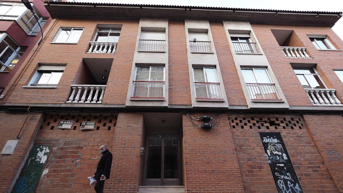 La vivienda en la que ocurrieron los hechos ubicada en la calle Vegafría en el barrio vallisoletano de Delicias. PHOTOGENIC / PABLO REQUEJO