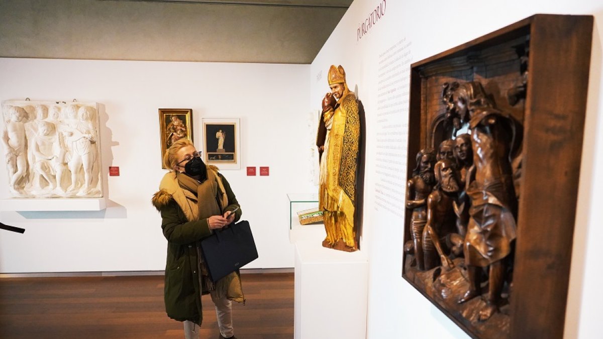 Una mujer contempla algunas de las obras de la muestra. | ICAL