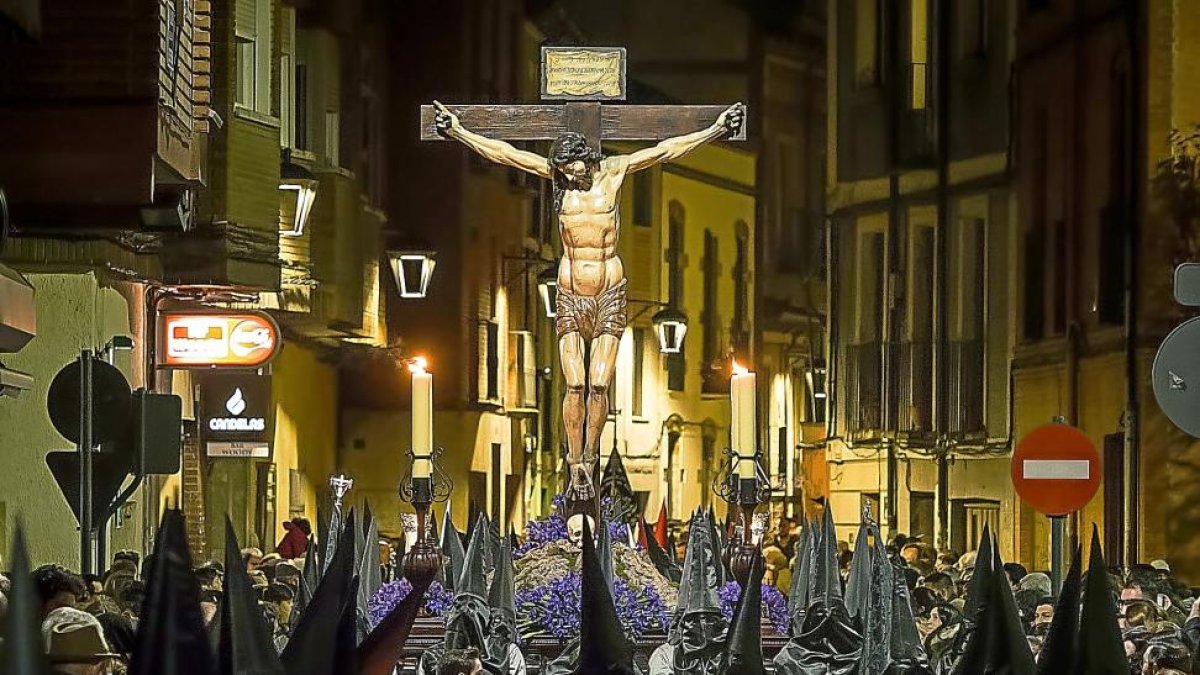 El Cristo de las Cinco Llagas, en un momento de la procesión.-MIGUEL ÁNGEL SANTOS (PHOTOGENIC)
