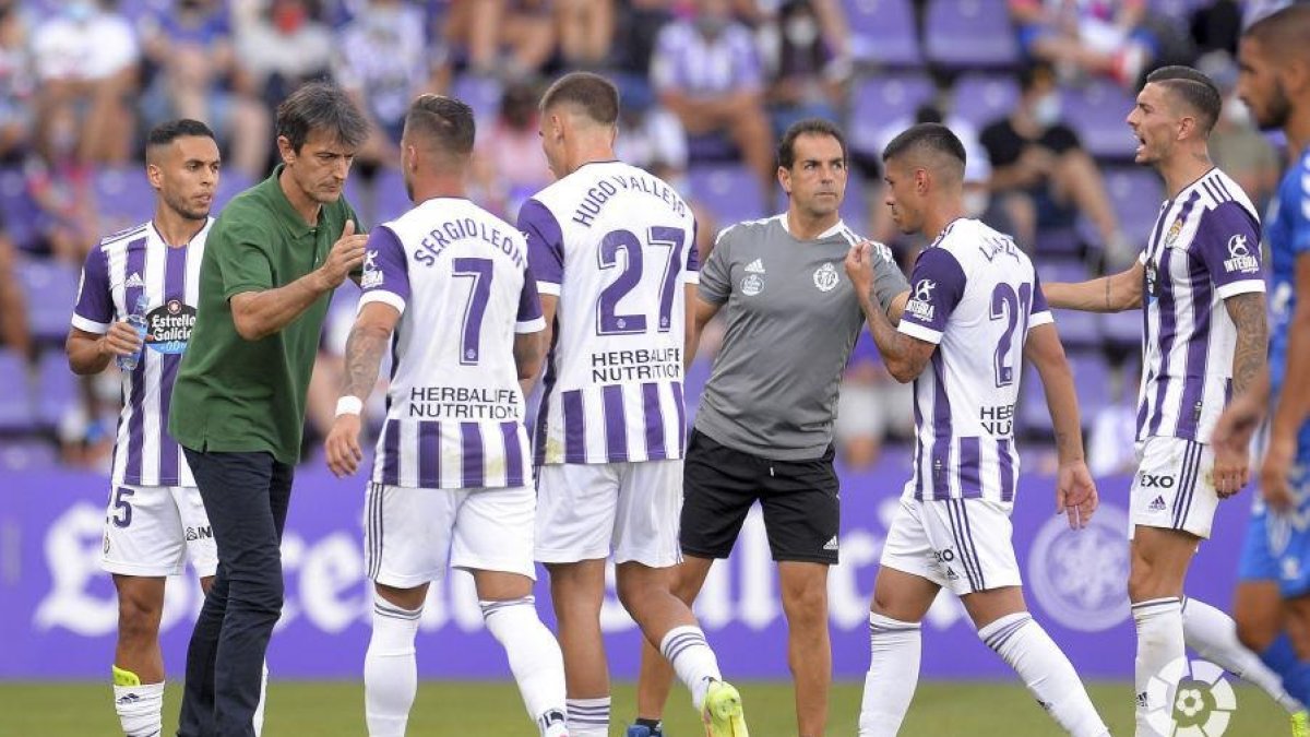Pacheta anima a los jugadores del Real Valladolid tras el final del partido.- LA LIGA