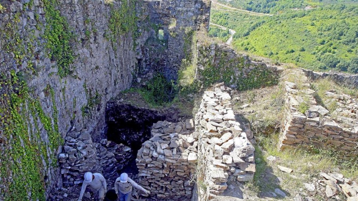 Dos operarios trabajan en la intervención de 2014 y 2015 en el Castillo de Serracín, en Vega de Valcarce (León).-ICAL