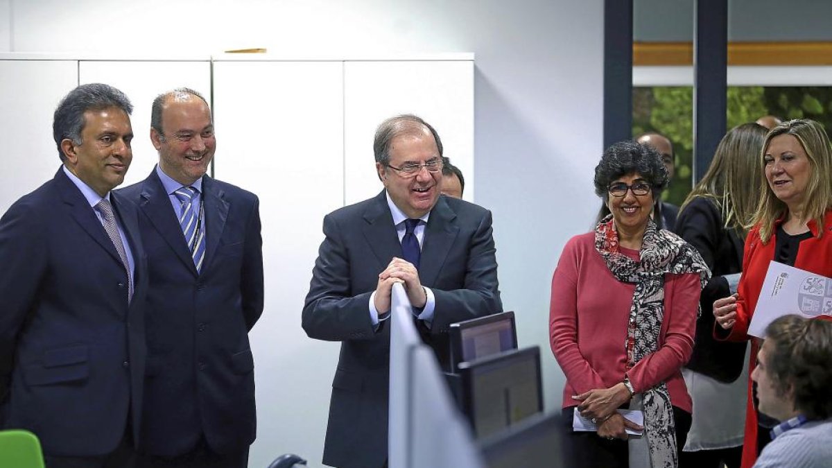 Herrera, acompañado de directivos de Cocnizant y de Del Olmo, en la visita a su sede de Boecillo.-ICAL