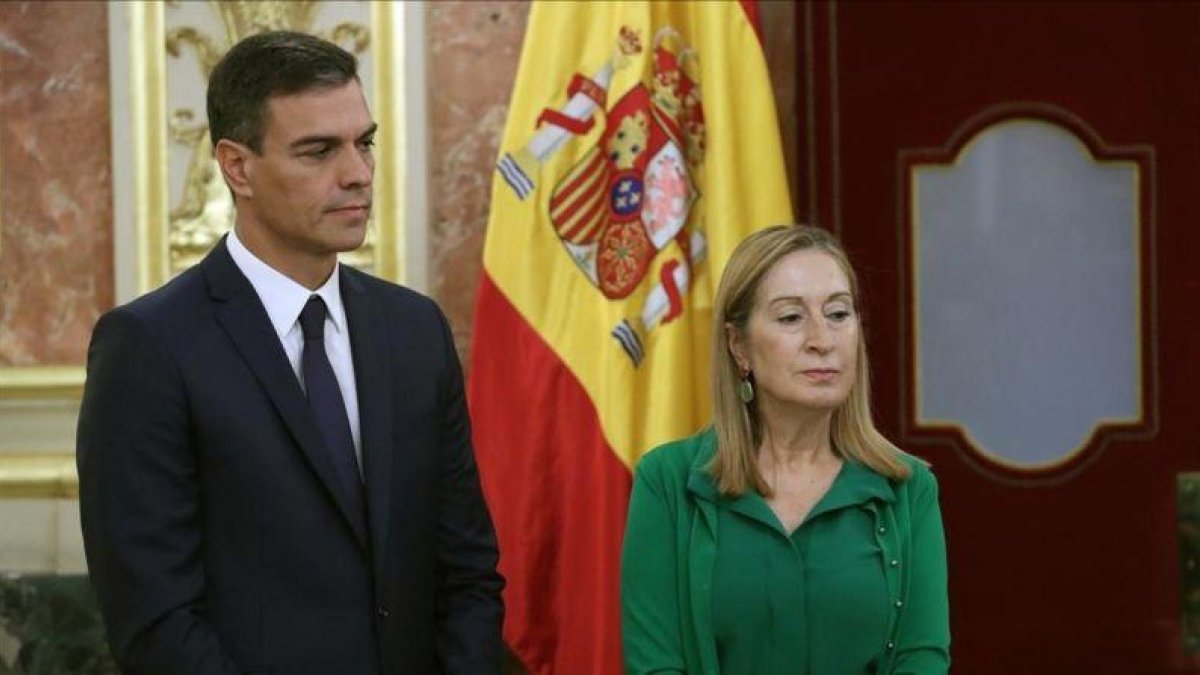 edro Sánchez y Ana Pastor, este jueves en el Congreso.-EFE / ZIPI