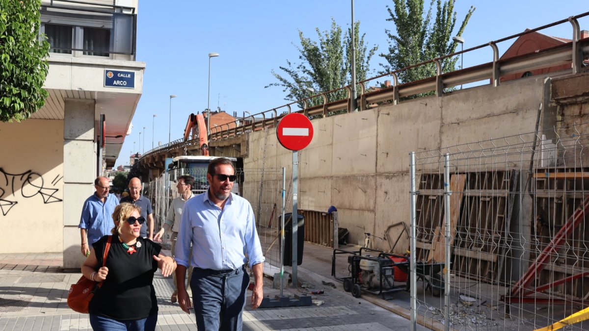 Óscar Puente visitando las obras de mantenimiento de Arco Ladrillo. E.M.