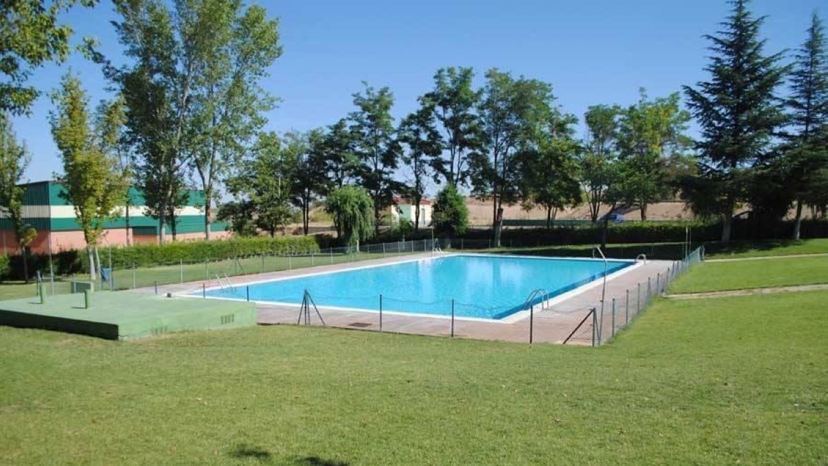 Recinto de las piscinas municipales de Castronuño, que este año no abrirán al público, según decidió esta semana el Ayuntamiento. E.M.