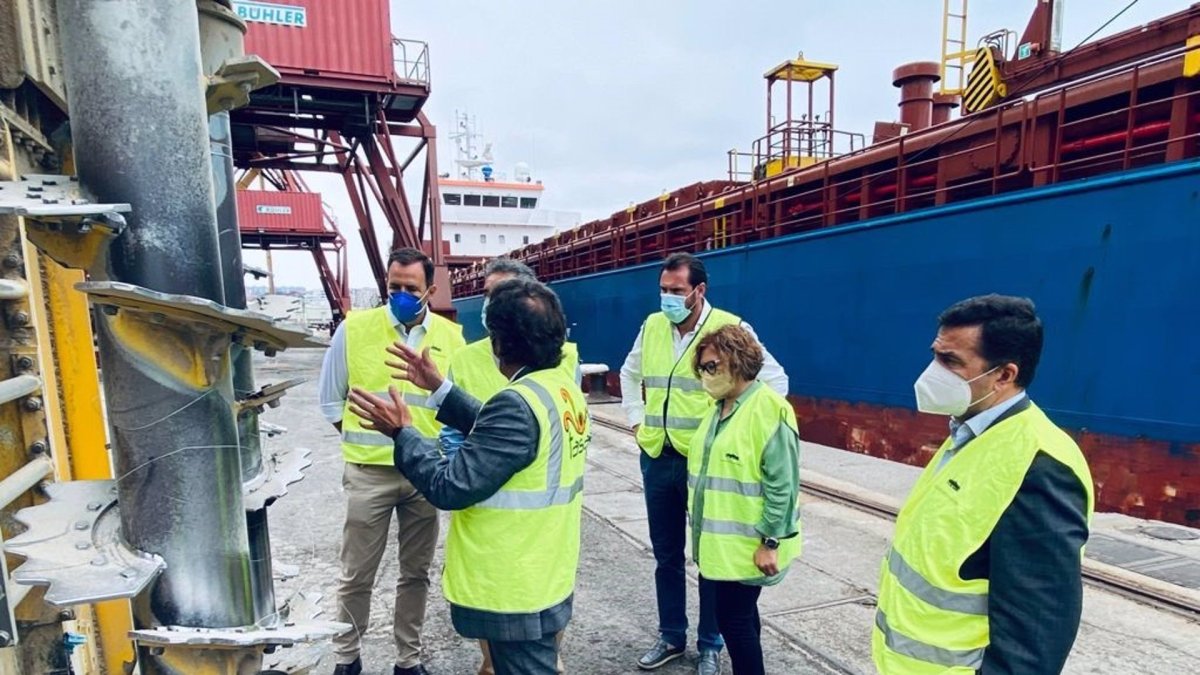 Puente y Chávez (C) en su visita al puerto de Santander. - EUROPA PRESS
