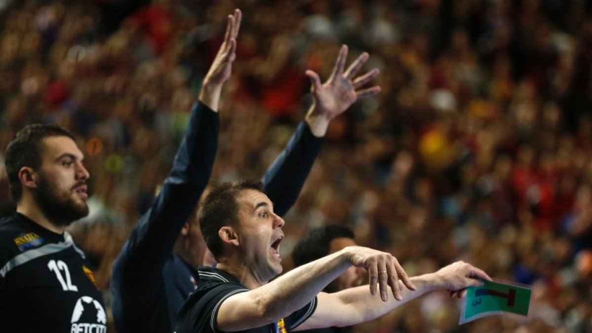 Raúl González da órdenes desde el banquillo en la semifinal que enfrentó ayer al Vardar con el Barcelona-AFP PHOTO