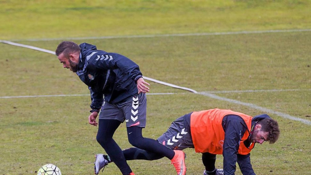 Roger salva el marcaje de Rodri durante el entrenamiento celebrado ayer en los Anexos.-Pablo Requejo